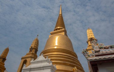 Bangkok 'taki Bowonniwet Budist Tapınağı' nda altın stupa