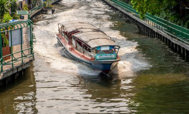 Bangkok şehir merkezindeki bir kanalda su taksisi.