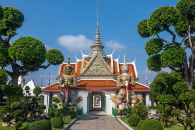 Bangkok 'taki Wat Arun Budist Tapınağı' nda renkli heykeller