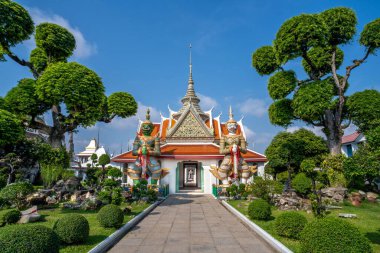 Bangkok 'taki Wat Arun Budist Tapınağı' nda renkli heykeller