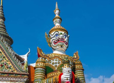 Bangkok 'taki Wat Arun Budist Tapınağı' nda renkli bir heykel