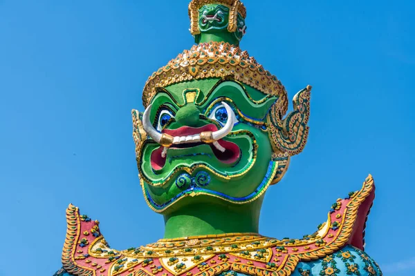 Πολύχρωμο Άγαλμα Στο Βουδιστικό Ναό Wat Arun Στην Μπανγκόκ — Φωτογραφία Αρχείου
