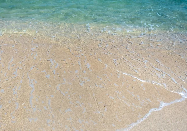 Agua Clara Olas Suaves Rompiendo Una Playa Tropical Tailandia — Foto de Stock