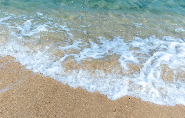 Agua Clara Olas Suaves Rompiendo Una Playa Tropical Tailandia — Foto de Stock