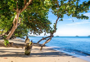 Tayland 'daki Koh Chang adasında beyaz kumsal.