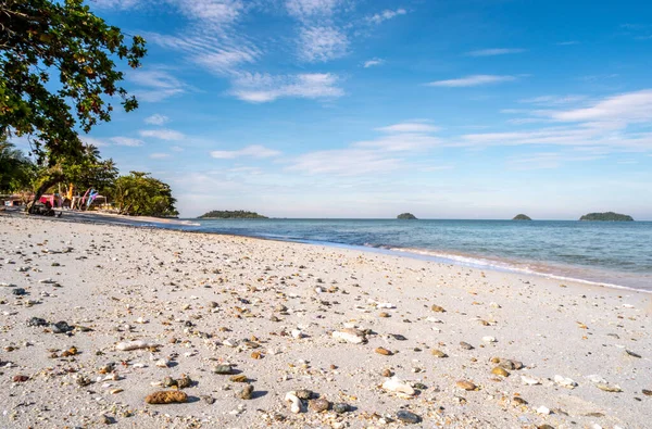 Tayland 'da çakıl taşları ve beyaz bir kumsal.