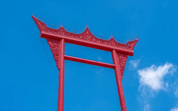 Σύννεφα Και Μπλε Ουρανός Και Γιγαντιαίο Κόκκινο Swing Στο Wat — Φωτογραφία Αρχείου