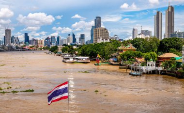 Chao Phraya Nehri ve Bangkok 'taki Memorial Köprüsü' nden gökdelenler