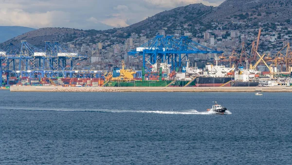 Yunanistan 'ın Pire kentindeki sanayi binaları