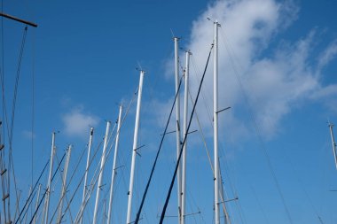 Yelkenlilerin direkleri Yunanistan 'ın Paros adasındaki bir limana demirledi