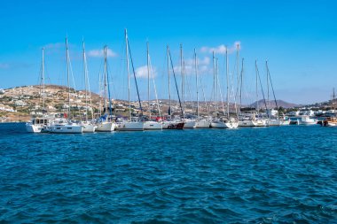 Yelkenliler Paros adasında bir limana yanaştılar.