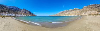 Yunanistan 'ın Sifnos adasındaki Kamares kasabasındaki bir plajın panoramik manzarası
