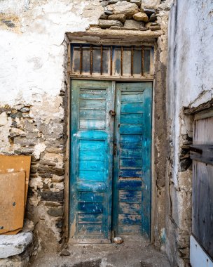 Yunanistan 'ın Paros adasındaki eski yıpranmış bir binanın kapısı