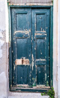 Yunanistan 'ın Paros adasındaki eski yıpranmış bir binanın kapısı