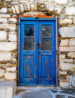 Yunanistan 'ın Paros adasındaki eski yıpranmış bir binanın kapısı