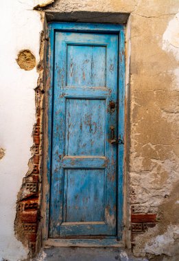 Yunanistan 'ın Paros adasındaki eski yıpranmış bir binanın kapısı