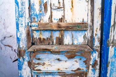 Yunanistan 'ın Paros adasındaki eski yıpranmış bir binanın kapısı