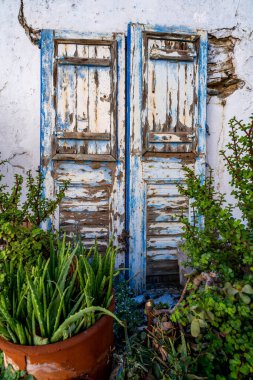 Paros Adası 'ndaki eski Parikia kasabasının yıpranmış kapısı