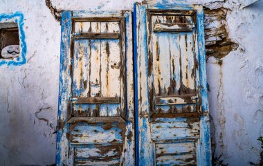 Paros Adası 'ndaki eski Parikia kasabasının yıpranmış kapısı
