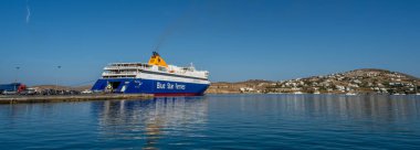Yunanistan 'ın Paros adasındaki limanda Mavi Yıldız feribotu