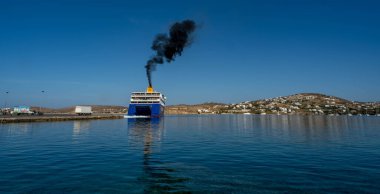 Yunanistan 'ın Paros Adası' ndaki limandan kalkan bir feribottan siyah duman bulutu