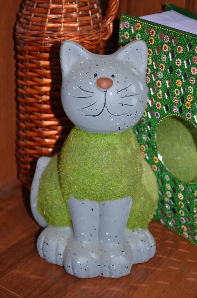 Arka planda bir kedi figürü