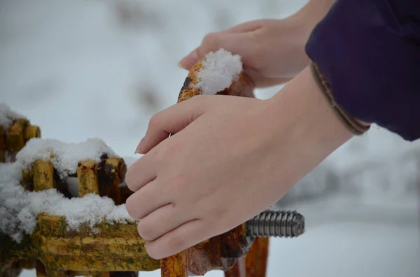 Çocuğun el gaz vanası.