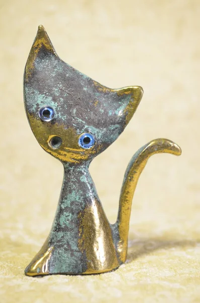 Bakırdan yapılmış kedi heykelciği