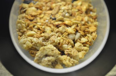 Müsli yulafları cam bir kabın içinde.