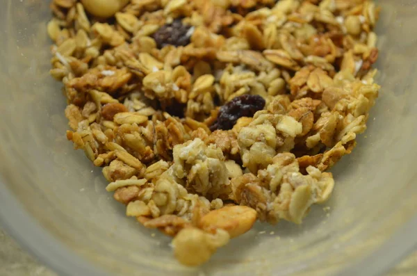 Müsli yulafları cam bir kabın içinde.