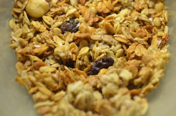 Müsli yulafları cam bir kabın içinde.