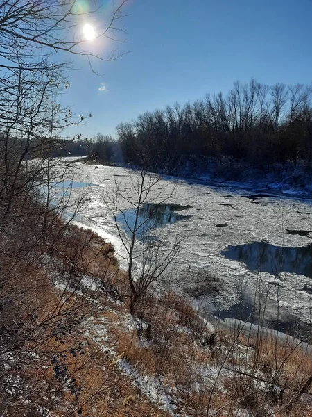 Kar, kıyı ve ağaçların izlerini taşıyan ilk buz.