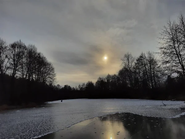 Kar, kıyı ve ağaçların izlerini taşıyan ilk buz.