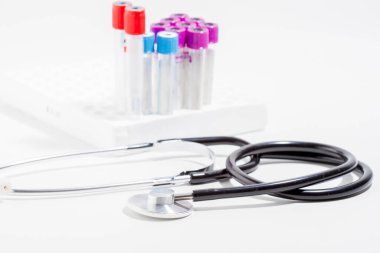 Beyaz arka plandaki kulaklıklar doktorlar ve hemşireler için önemli bir tıbbi araçtır.. 