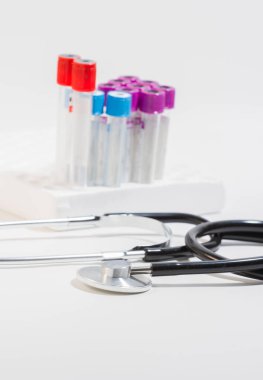 Beyaz arka plandaki kulaklıklar doktorlar ve hemşireler için önemli bir tıbbi araçtır.. 