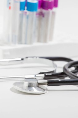 Beyaz arka plandaki kulaklıklar doktorlar ve hemşireler için önemli bir tıbbi araçtır.. 