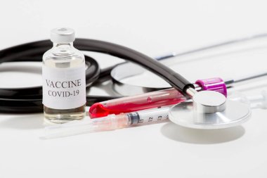 Beyaz arka plandaki kulaklıklar doktorlar ve hemşireler için önemli bir tıbbi araçtır.. 