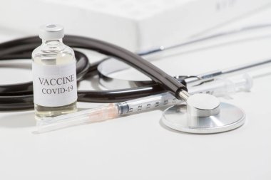 Beyaz arka plandaki kulaklıklar doktorlar ve hemşireler için önemli bir tıbbi araçtır.. 