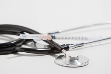 Beyaz arka plandaki kulaklıklar doktorlar ve hemşireler için önemli bir tıbbi araçtır.. 