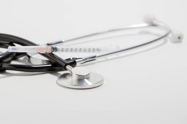 Beyaz arka plandaki kulaklıklar doktorlar ve hemşireler için önemli bir tıbbi araçtır.. 