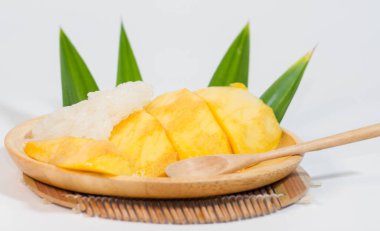 Tahta bir tabakta mango pilavı ve tahta bir kaşık, beyaz arka plan..