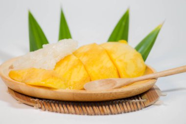 Tahta bir tabakta mango pilavı ve tahta bir kaşık, beyaz arka plan..