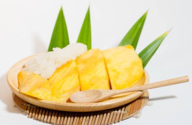 Tahta bir tabakta mango pilavı ve tahta bir kaşık, beyaz arka plan..