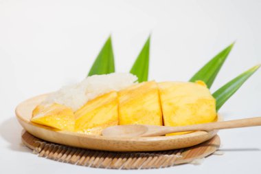 Tahta bir tabakta mango pilavı ve tahta bir kaşık, beyaz arka plan..