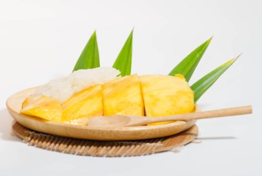 Tahta bir tabakta mango pilavı ve tahta bir kaşık, beyaz arka plan..