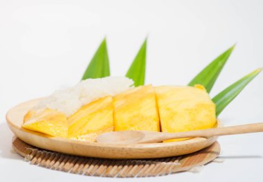 Tahta bir tabakta mango pilavı ve tahta bir kaşık, beyaz arka plan..