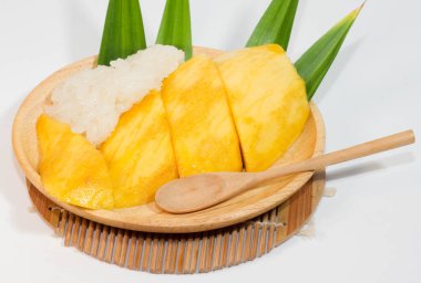 Tahta bir tabakta mango pilavı ve tahta bir kaşık, beyaz arka plan..