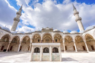 İstanbul 'daki Süleyman Camii' nin geniş açılı görüntüsü. Süleyman Camii, Türkiye 'de ünlü bir camidir..