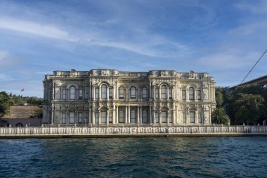 İstanbul, Türkiye 'de güneşli bir günde Beylerbeyi Sarayı' nın önü.