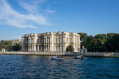 İstanbul, Türkiye 'de güneşli bir günde Beylerbeyi Sarayı' nın yan manzarası.